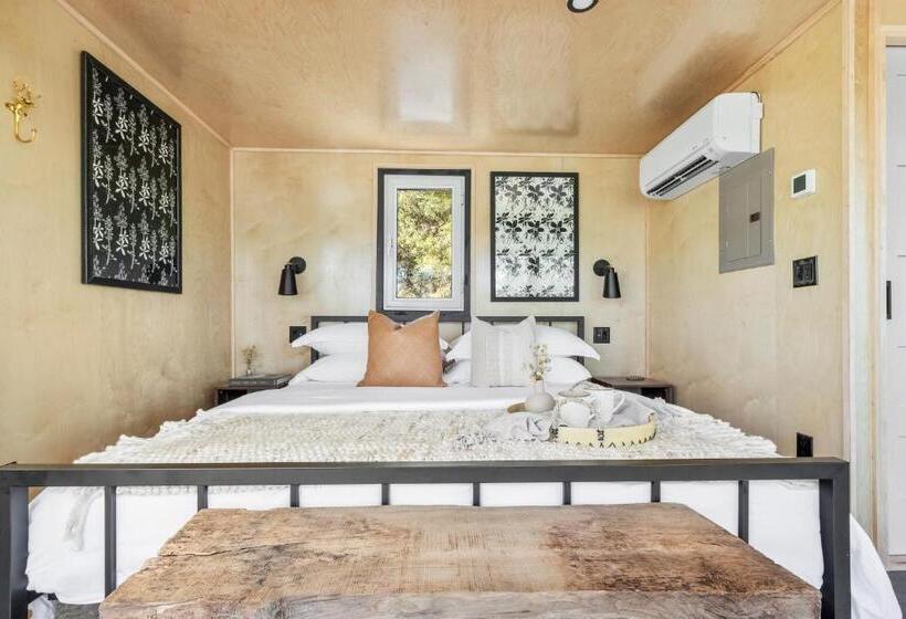 带大床的套房, Walnut House