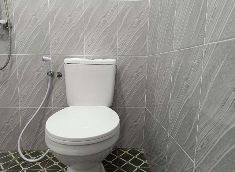 اتاق لوکس, Wisma Mekar Jaya Near Solo Safari Mitra Reddoorz