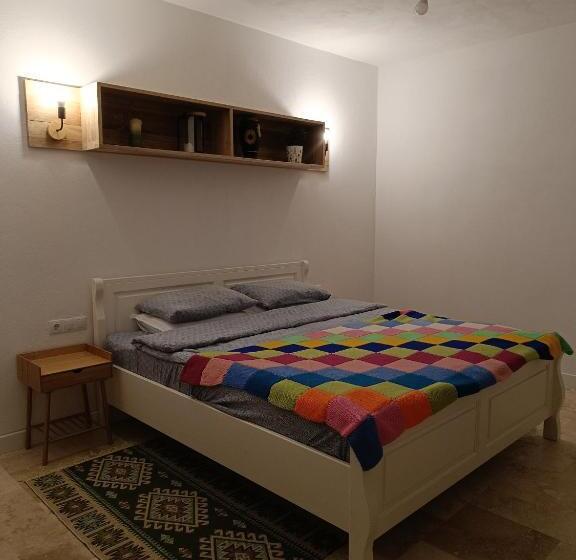 Quarto Estandar, Imperfect Guests House