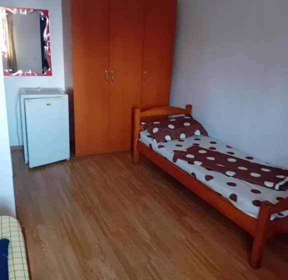 اتاق استاندارد سه نفره, Lebada Neagră