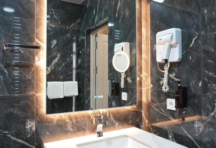 Habitació Triple Estàndard, Avant Hotel Tashkent Pool&terrace