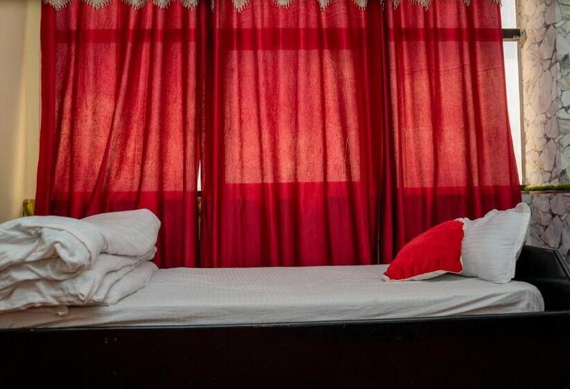 اتاق اکونومی, Laxmi Lodge, Charikot