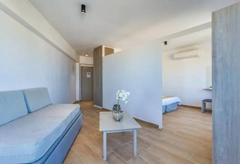 Camera Familiare, Toxotis