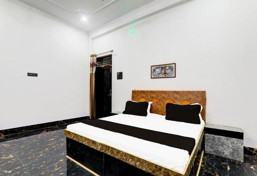 חדר קלאסי לשלושה, Oyo Moon Sez