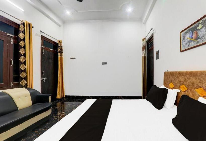 חדר קלאסי לשלושה, Oyo Moon Sez