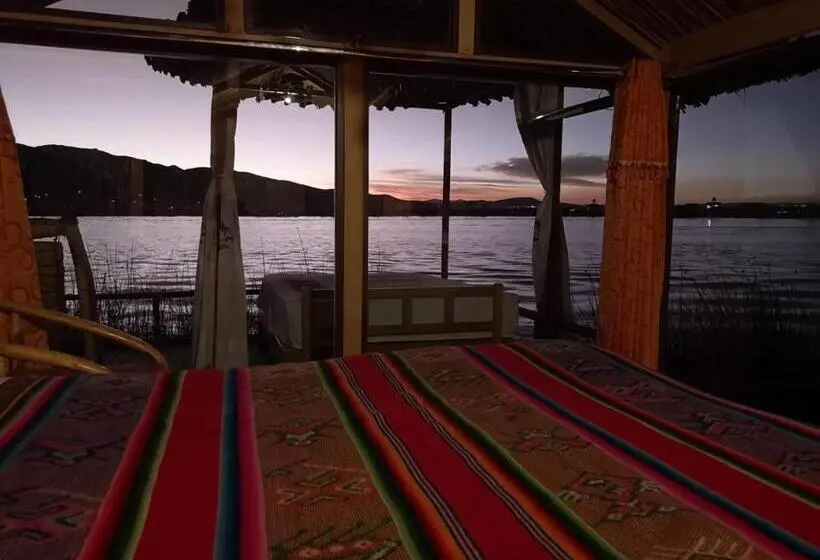اتاق استاندارد با چشم‌انداز دریاچه, Uros Suma Qhota Lodge
