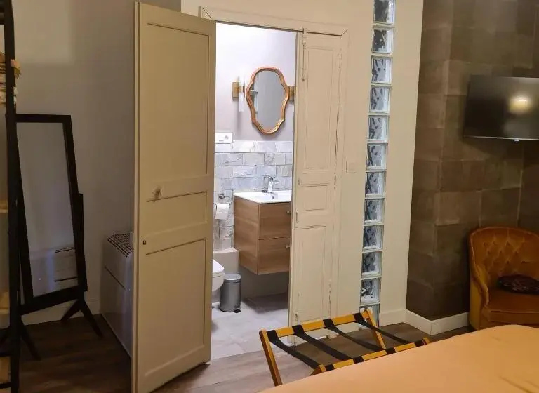 スタンダードルーム, Gîte En Face Du Château De Nizas, Totale Renovation Et Changement De Proprietaire, 4 Chambres D Hôte