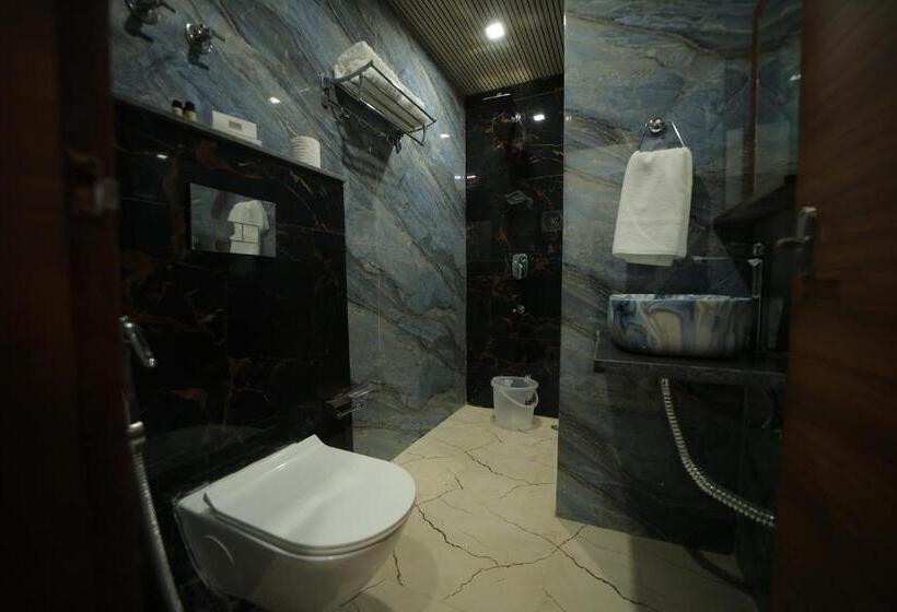 Camera Economy, Dev Villas