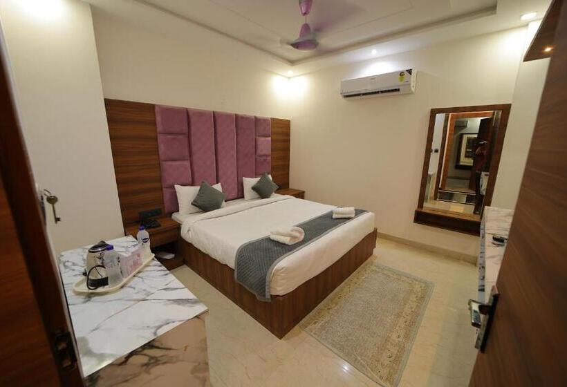 Camera Economy, Dev Villas