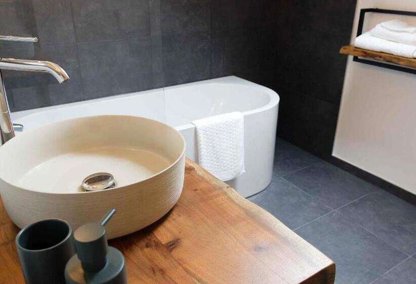 חדר משפחתי, Maison Capdet