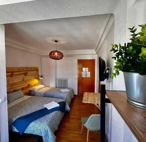 اتاق استاندارد سه نفره, Hostal Atuaire Home