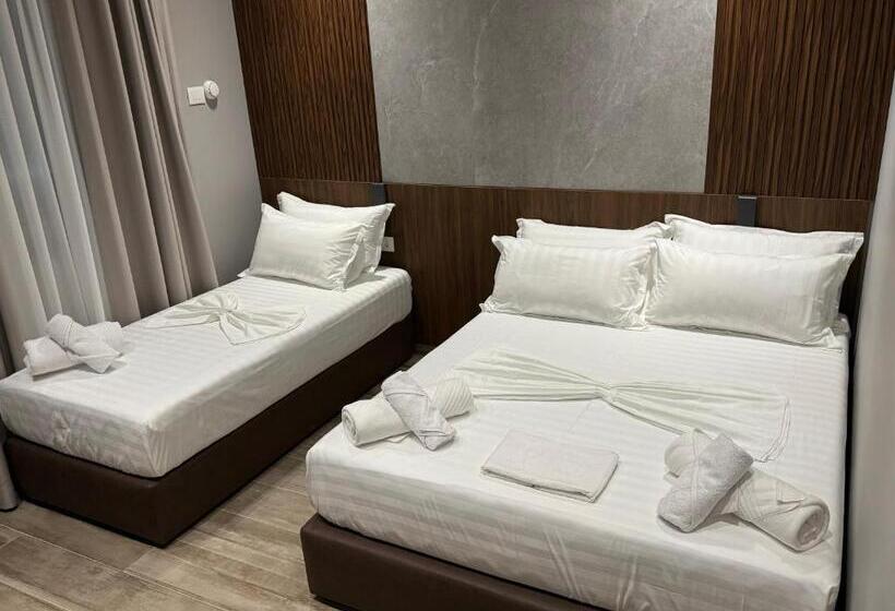 חדר סטנדרט לשלושה, Side Airport