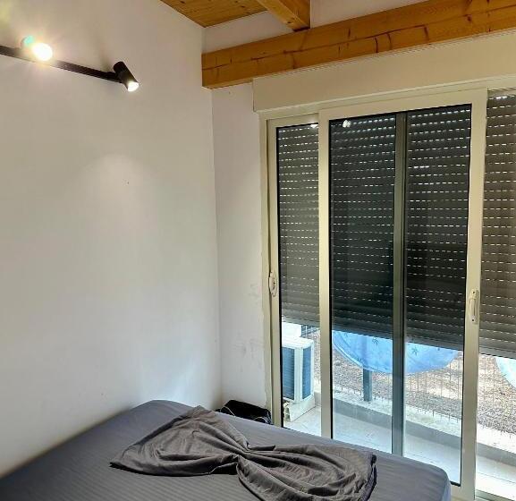 이코노미 룸, Velipoja Escape