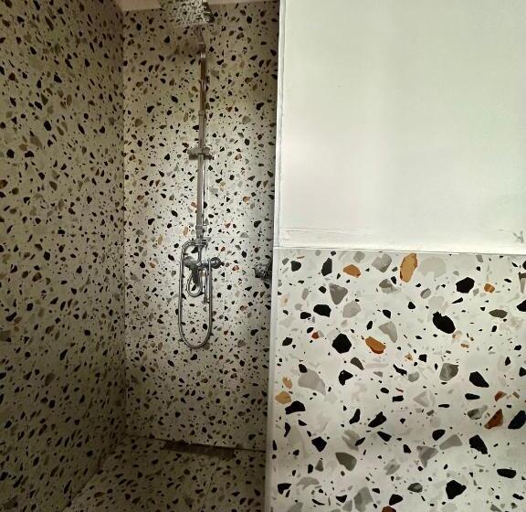 이코노미 룸, Velipoja Escape