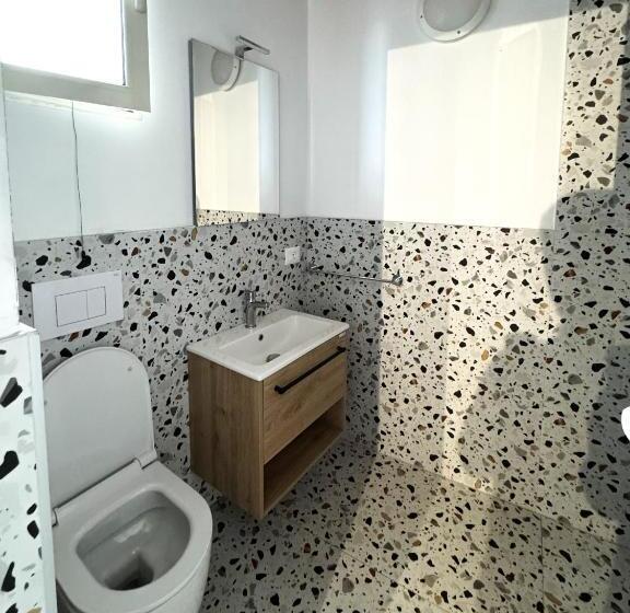 이코노미 룸, Velipoja Escape