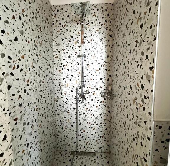 이코노미 룸, Velipoja Escape