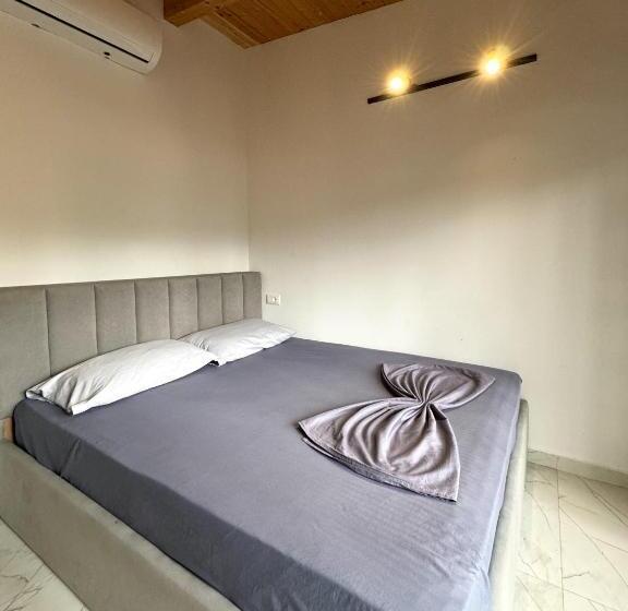 이코노미 룸, Velipoja Escape