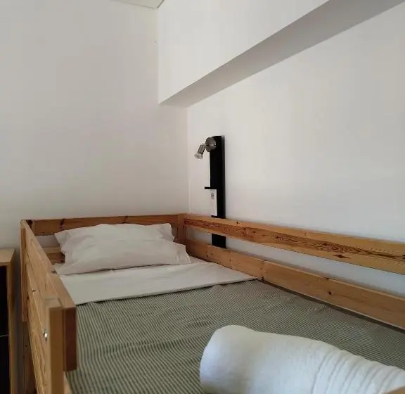 ルームシェアのワンベッド, Urbe Sanchina   Hostel & Suites