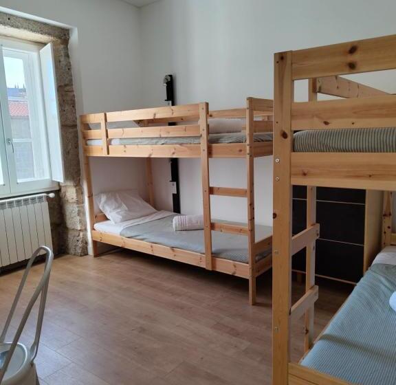 ルームシェアのワンベッド, Urbe Sanchina   Hostel & Suites