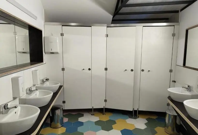 ルームシェアのワンベッド, Urbe Sanchina   Hostel & Suites
