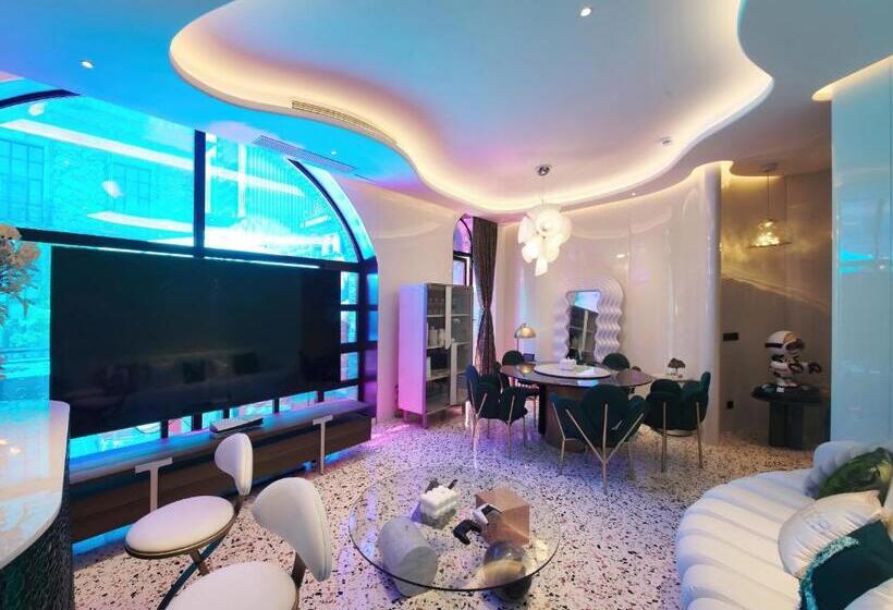 סוויטה עם ג'קוזי, Space Design