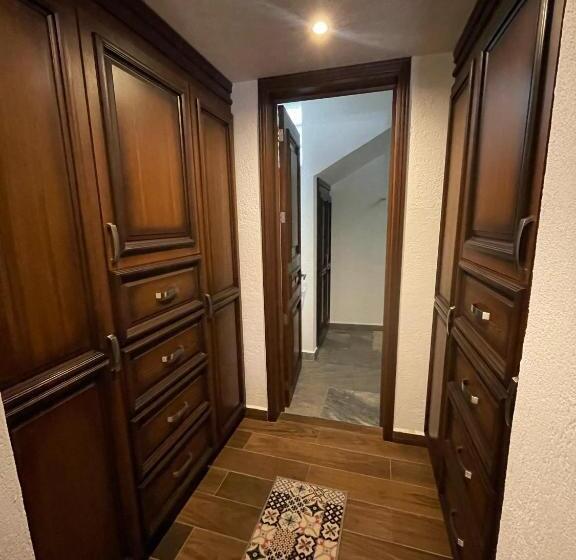 جناح جونيور, La Casa Roja