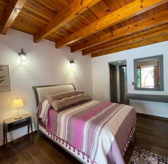 جناح جونيور, La Casa Roja