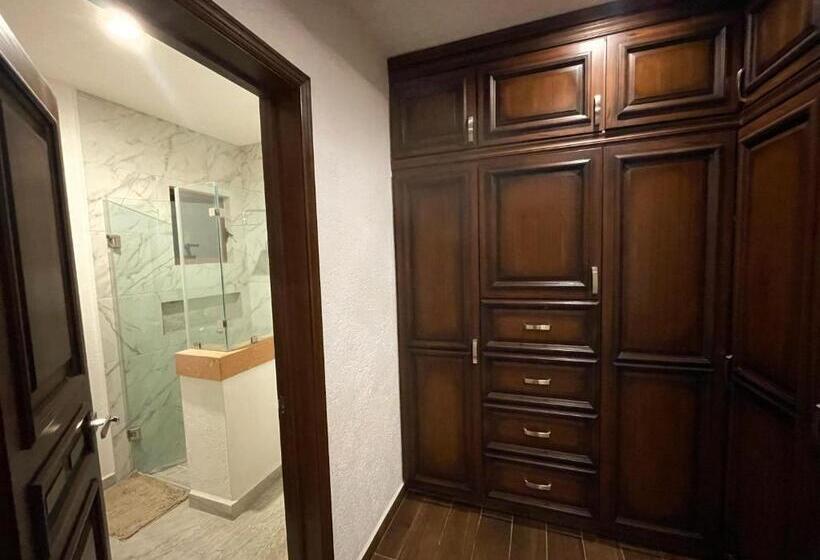 جناح, La Casa Roja