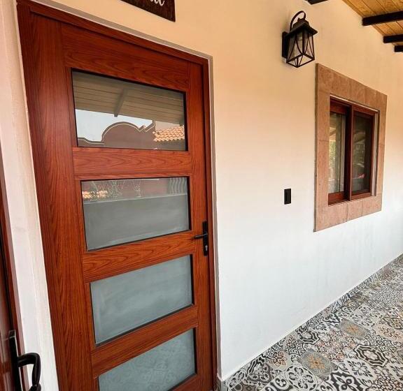 غرفة قياسية, La Casa Roja