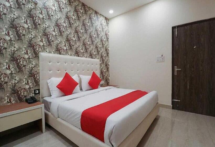 חדר קלאסי לשלושה, O Anand