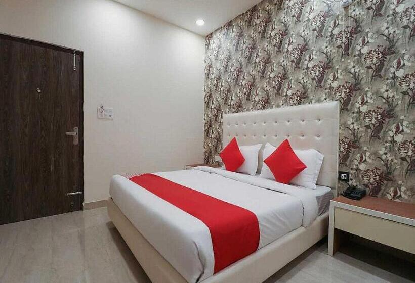 חדר קלאסי לשלושה, O Anand