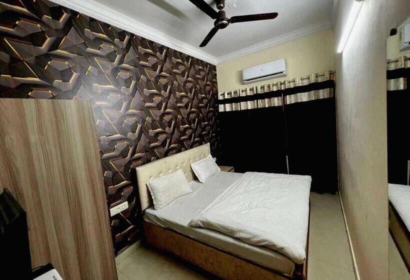 חדר קלאסי לשלושה, O Anand