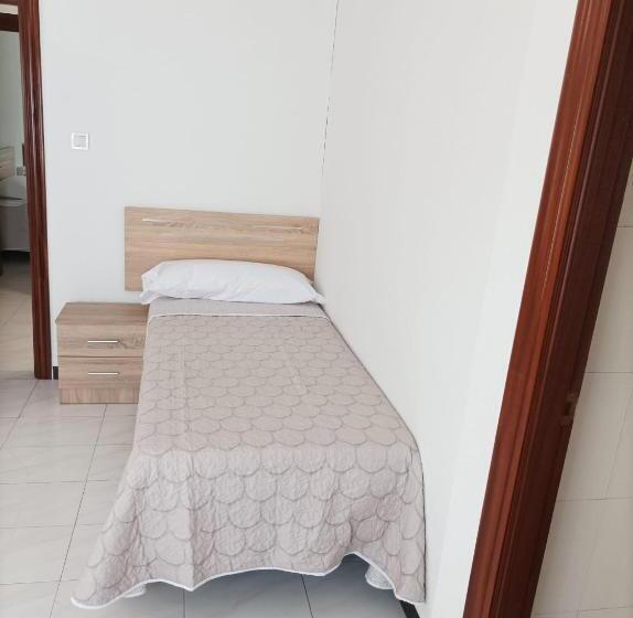 标准三人间共用浴室, El Ferial