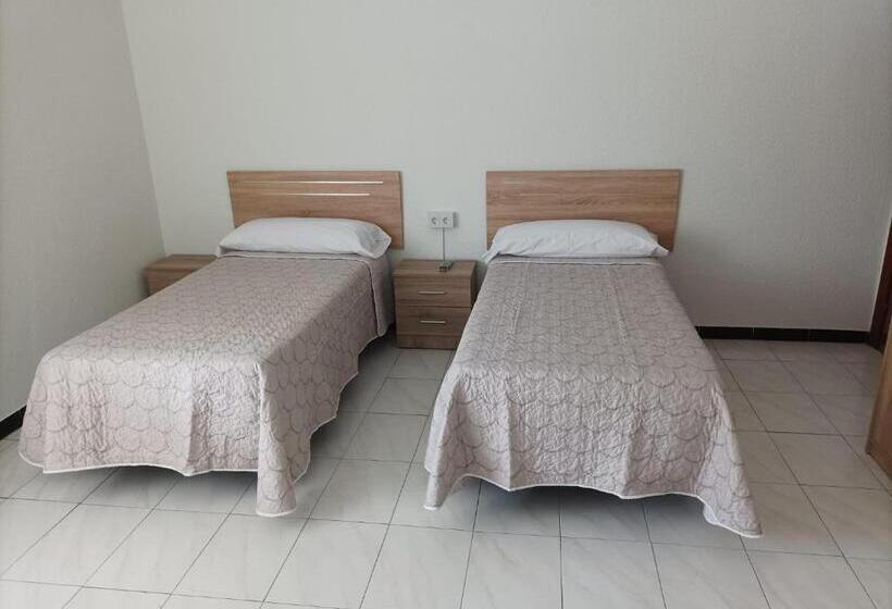 标准三人间共用浴室, El Ferial