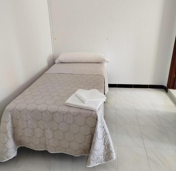 标准三人间, El Ferial