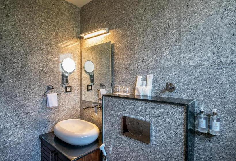 Superior Rum, Regenta Inn On The Ganges Rishikesh