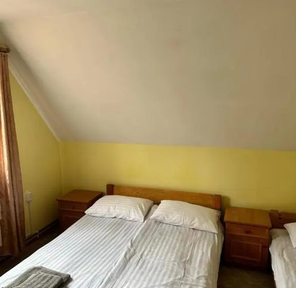 Camera Familiare, Plai