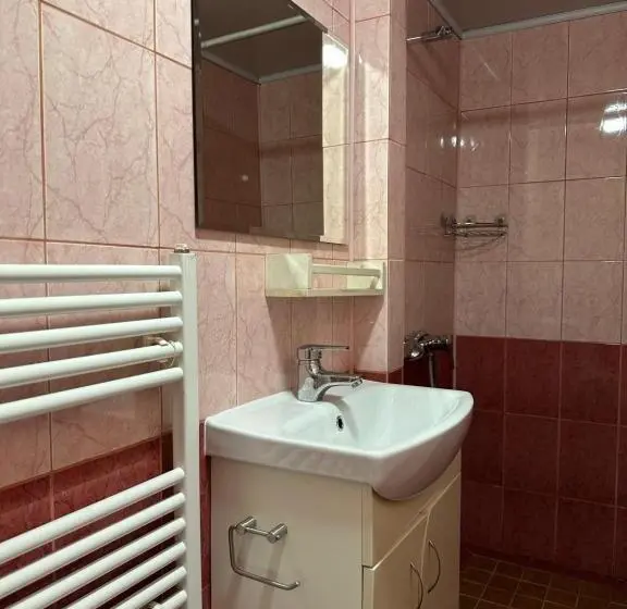 Camera Tripla Superiore, Plai