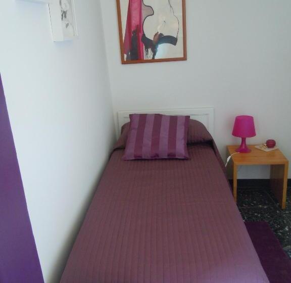 اتاق استاندارد یک تخته با سرویس بهداشتی مشترک, A Crèuza