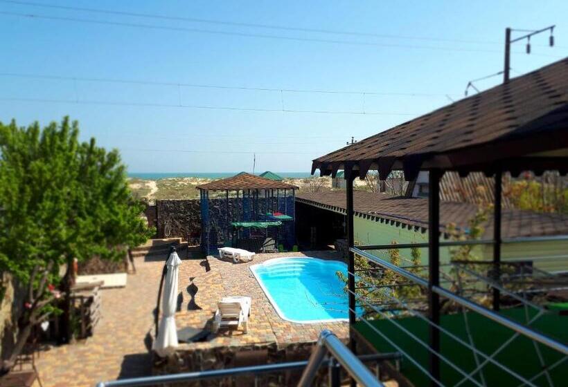 اتاق استاندارد چهارنفره با بالکن, Guest House Barkhat