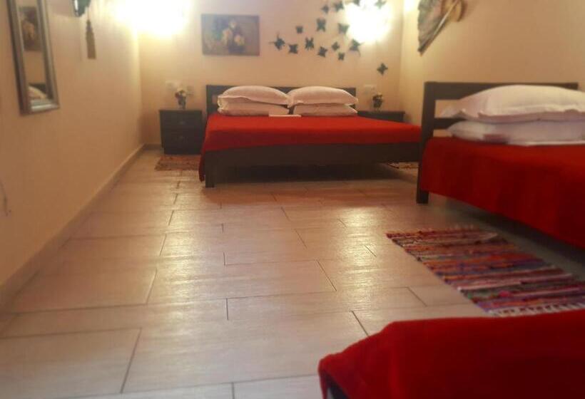 اتاق استاندارد چهارنفره با بالکن, Guest House Barkhat