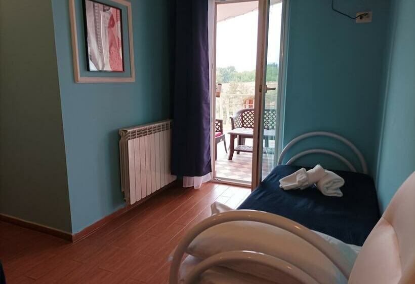 חדר קומפורט לשלושה, Magnolia