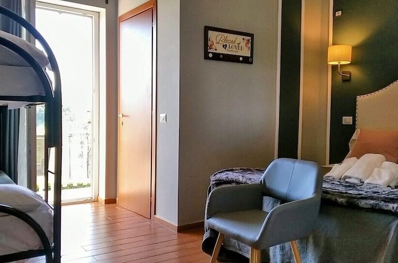 חדר קומפורט לשלושה, Magnolia