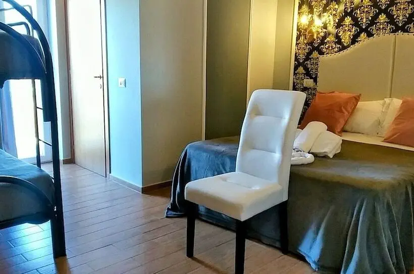 デラックスの4人部屋, Magnolia