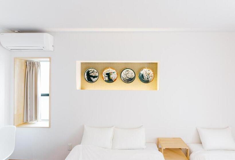 غرفة قياسية ثلاثية, B&b Neagari