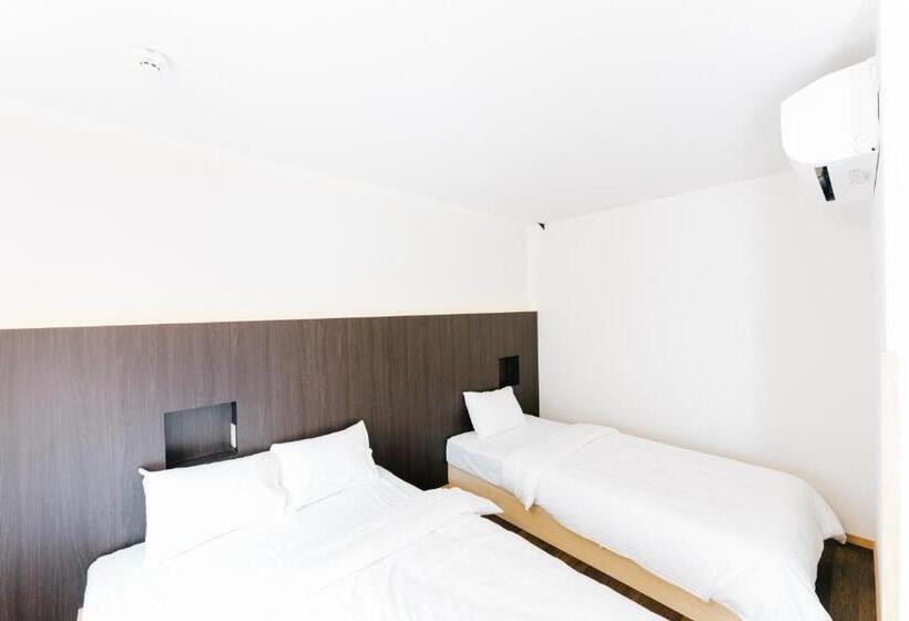 غرفة قياسية ثلاثية, B&b Neagari