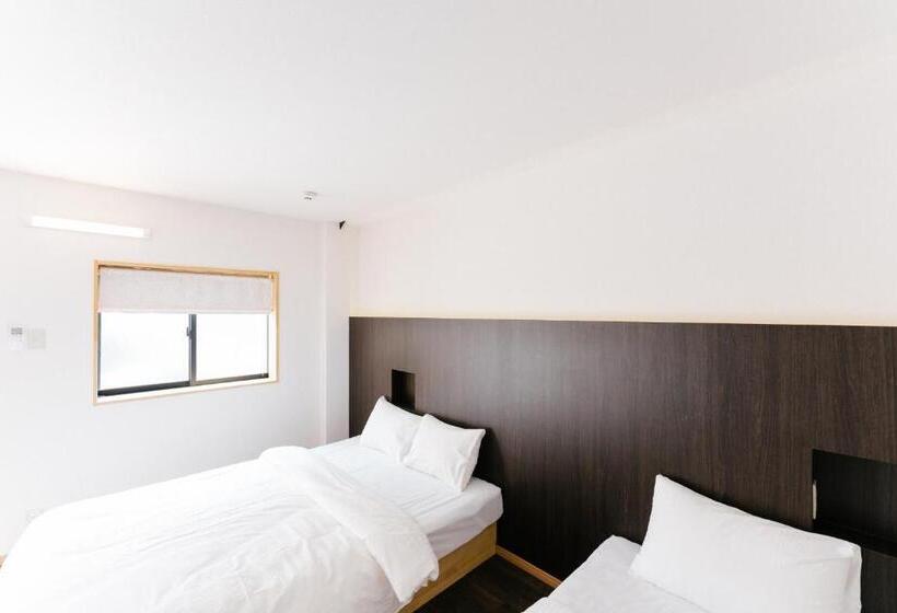 غرفة قياسية ثلاثية, B&b Neagari