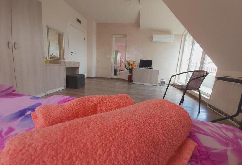 اتاق لوکس چهار تخته, къща за гости богданови