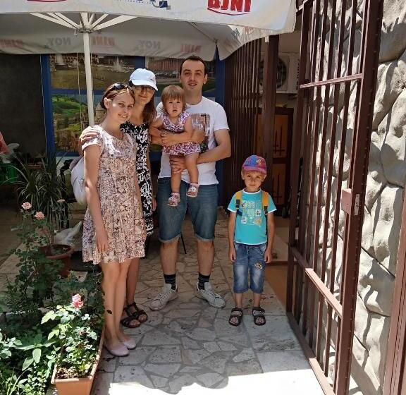 اتاق خانوادگی, Komitas Avenue Guest House