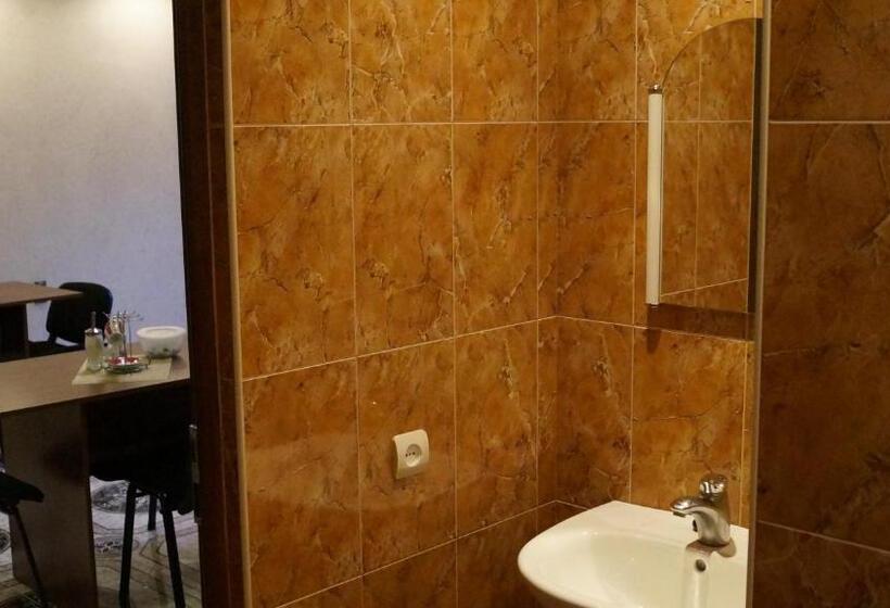 اتاق خانوادگی, Komitas Avenue Guest House